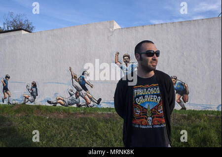 12 mai 2018 - Buenos Aires, Buenos Aires, Argentine - Sur un mur dans une petite ville du pays, l'artiste Ariel Bertolotti a créé une fresque dans laquelle deux des symboles de différentes époques coexistent : football argentin Diego Armando Maradona et Lionel Messi, les deux plus grands joueurs argentins de tous les temps, tous deux considérés comme à leur propre temps le meilleur du monde. La murale représentant le célèbre Maradona but marqué contre l'Angleterre en 1986 Le Mexique coupe du monde, un objectif considéré par beaucoup comme le meilleur de tous les temps, avec une torsion, le joueur célébrant le but n'est pas Maradona mais Messi. (Crédit Image : © Patricio Murphy via ZUM Banque D'Images