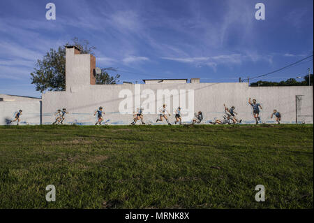 12 mai 2018 - Buenos Aires, Buenos Aires, Argentine - Sur un mur dans une petite ville du pays, l'artiste Ariel Bertolotti a créé une fresque dans laquelle deux des symboles de différentes époques coexistent : football argentin Diego Armando Maradona et Lionel Messi, les deux plus grands joueurs argentins de tous les temps, tous deux considérés comme à leur propre temps le meilleur du monde. La murale représentant le célèbre Maradona but marqué contre l'Angleterre en 1986 Le Mexique coupe du monde, un objectif considéré par beaucoup comme le meilleur de tous les temps, avec une torsion, le joueur célébrant le but n'est pas Maradona mais Messi. (Crédit Image : © Patricio Murphy via ZUM Banque D'Images