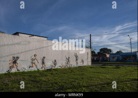 12 mai 2018 - Buenos Aires, Buenos Aires, Argentine - Sur un mur dans une petite ville du pays, l'artiste Ariel Bertolotti a créé une fresque dans laquelle deux des symboles de différentes époques coexistent : football argentin Diego Armando Maradona et Lionel Messi, les deux plus grands joueurs argentins de tous les temps, tous deux considérés comme à leur propre temps le meilleur du monde. La murale représentant le célèbre Maradona but marqué contre l'Angleterre en 1986 Le Mexique coupe du monde, un objectif considéré par beaucoup comme le meilleur de tous les temps, avec une torsion, le joueur célébrant le but n'est pas Maradona mais Messi. (Crédit Image : © Patricio Murphy via ZUM Banque D'Images