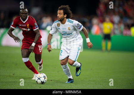 Marcelo Vieira da Silva Junior du Real Madrid et Sadio Manee de Liverpool FC au cours de la finale de la Ligue des Champions de match entre le Real Madrid CF 3-1 FC Liverpool au stade Olimpiyskiy NSC à Kiev, Ukraine, le 26 mai 2018. (Photo de Maurizio Borsari/AFLO) Banque D'Images