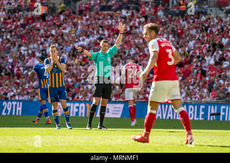 Londres, Angleterre. 27 mai 2018. Match arbitre Rob Jones au cours de l'EFL Sky Bet League 1 Championnat Promotion match final entre Rotherham United et Shrewsbury Town au stade de Wembley, Londres, Angleterre le 27 mai 2018. Credit : THX Images/Alamy Live News Banque D'Images