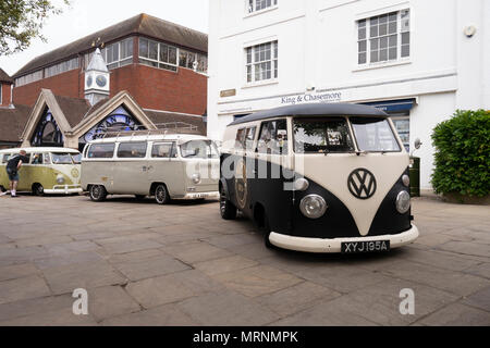 Trois classic VW (Volkswagen) camping-cars sur l'affichage à la confiture de prunes (2018), événement, Horsham West Sussex, UK. Banque D'Images