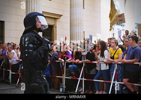 Un policier de garder un œil sur la foule des manifestants criant des slogans comme vu au cours de la manifestation. Les amateurs de techno et à la lutte contre le racisme, les militants ont défilé à Berlin contre un rassemblement organisé par le parti d'extrême droite allemande, l'AFD. Plus de 70.000 personnes (selon les organisateurs) ont pris les rues de Berlin avec une grande fête organisée par certains des plus célèbres clubs techno de Berlin. Plusieurs démos compteur ont eu lieu le long de la capitale Allemande pour protester contre le rallye de l'AFD qui a commencé à la gare principale et terminé à la Brandenburger Tor avec des centaines de participants. Banque D'Images