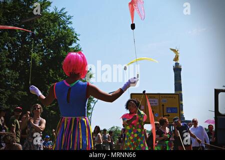 Berlin, Allemagne. 27 mai, 2018. Vu les gens d'effectuer pendant la manifestation.les amateurs de techno et à la lutte contre le racisme, les militants ont défilé à Berlin contre un rassemblement organisé par le parti d'extrême droite allemande, l'AFD. Plus de 70.000 personnes (selon les organisateurs) ont pris les rues de Berlin avec une grande fête organisée par certains des plus célèbres clubs techno de Berlin. Plusieurs démos compteur ont eu lieu le long de la capitale Allemande pour protester contre le rallye de l'AFD qui a commencé à la gare principale et terminé à la Brandenburger Tor avec des centaines de participants. (Crédit Image : © Lorena De La Duc Banque D'Images