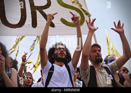 Berlin, Allemagne. 27 mai, 2018. Vu les manifestants criant des slogans pendant la manifestation.les amateurs de techno et à la lutte contre le racisme, les militants ont défilé à Berlin contre un rassemblement organisé par le parti d'extrême droite allemande, l'AFD. Plus de 70.000 personnes (selon les organisateurs) ont pris les rues de Berlin avec une grande fête organisée par certains des plus célèbres clubs techno de Berlin. Plusieurs démos compteur ont eu lieu le long de la capitale Allemande pour protester contre le rallye de l'AFD qui a commencé à la gare principale et terminé à la Brandenburger Tor avec des centaines de participants. (Crédit Image : © Lore Banque D'Images