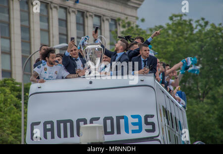 Cibeles, Espagne. 27 mai 2018. Les joueurs du Real Madrid ont célébré leur 13e Coupe d'Europe Ligue des champions à leurs savoirs traditionnels avec circuit de Santiago de Bernarbeu stadium à la place de Cibeles où ils présentaient la tasse et célébré leur victoire avec des milliers de fans. Credit : Lora Grigorova/Alamy Live News Banque D'Images