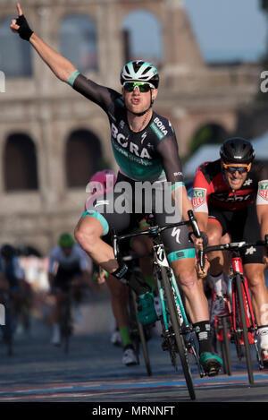 Rome, Italie. 27 mai 2018. Sam Bennett de l'Irlande célèbre comme il franchit la ligne d'arrivée pour remporter la dernière étape du Tour d'Italie cycliste, à Rome, dimanche 27 mai, 2018. Credit : Massimo Valicchia/Alamy Live News Banque D'Images