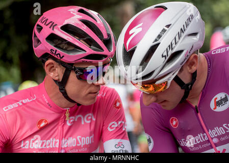 Rome, Italie. 27 mai 2018. Le chef d'ensemble portant le maillot rose, Chris Froome (L) de l'équipe Sky et le Jersey Ciclamino, Elia Viviani, au début du 21e étape du Tour d'Italie cycliste, plus de 115 km de Rome à Rome, 27 mai 2018. Credit : Massimo Valicchia/Alamy Live News Banque D'Images