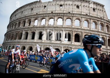 Rome, Italie. 27 mai 2018. Le pack de cyclistes passé pédale le Colisée de Rome, au cours de la dernière étape du Tour d'Italie cycliste, à Rome, dimanche 27 mai, 2018. Chris Froome scellé efficacement la victoire dans le Giro d'Italia le samedi en maintenant son seul challenger en vérifier la montée finale de la course de trois semaines. Credit : Massimo Valicchia/Alamy Live News Banque D'Images