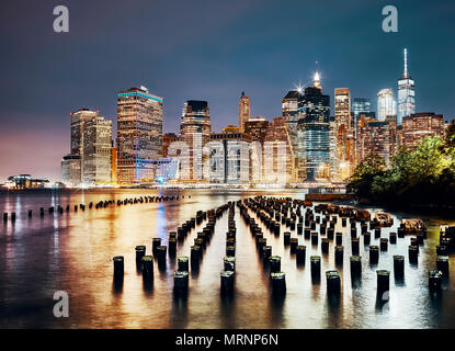 Manhattan vu depuis Brooklyn la nuit, couleur tonique photo, New York City, USA. Banque D'Images