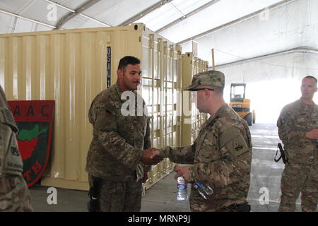 Le colonel Michael Lalor commande et le Sgt. Le Major Sean Howard, l'équipe de commandement, pour la 1ère division blindée de l'appui résolu du maintien en puissance, Brigade "TF" Muleskinners, mené bataille pratique dans leur domaine de fonctionnement des brigades 14 juin. L'équipe de commandement s'est entretenu avec des soldats en train de conseiller aider Command - North de leur mission et le soutien à la RSSB. Lalor et Howard a également présenté des pièces pour les soldats, d'inclure la CPS. Benjamin Simpson, coordonnateur de la gestion du transport, l'équipe de contrôle de mouvement 823e, 136e Brigade d'appui de soutien au combat, pour leur travail acharné et leur dévouement à t Banque D'Images