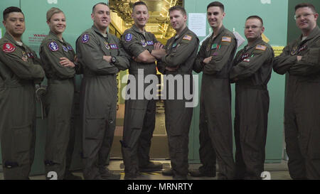 Le 90e Groupe d'opérations Défi Global Strike Team missileer pose pour une photo de F.E. Warren Air Force Base, Wyo., le 5 juin 2017. Le concours met les équipages des deux opérateurs de chaque équipe sur une évaluation finale ride tester leurs capacités et connaissances. Environ 450 concurrents prennent part à des compétitions de la CGC à divers endroits. Les catégories de compétition Des tests rigoureux, les forces de sécurité, de missiles, d'hélicoptères bombardiers et d'entretien des collectivités. (U.S. Air Force photo de Kim Lan) Banque D'Images