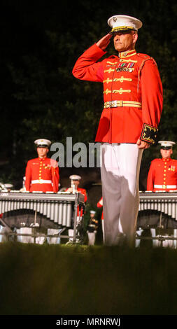 Major Christopher Hall, commandant, le commandant lui-même" la Marine Drum & Bugle Corps, rend un hommage à la fin de leur performance durant un défilé vendredi soir chez Marine Barracks Washington D.C., le 23 juin 2017. L'invité d'honneur pour la parade était le lieutenant-général Thomas Trask, vice-commandant, Commandement des opérations spéciales des États-Unis, et l'accueil a été le lieutenant général James Laster, directeur, le personnel du Corps des Marines. (Marine Corps photo par Lance Cpl. Damon McLean/libérés) Banque D'Images