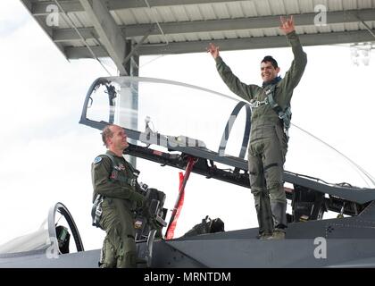 Vice-président Buster Gibson de l'Shoshone-Paiute tribus de la vallée de canard Indian Reservation sourit largement après son vol d'orientation, le 16 juin 2017, à Mountain Home Air Force Base, Texas. Avant de pouvoir voler, il est passé par environ 5 heures et demie de préparation. (U.S. Air Force photo par un membre de la 1re classe Malaisie Berry/libérés) Banque D'Images