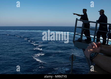 170623-N-MG079-015 MER MÉDITERRANÉE (23 juin 2017) Maître de Manœuvre 3 classe Dustin Neel points à une simulation d'homme-dans-l-eau au cours d'un exercice de l'homme à la mer à bord du croiseur lance-missiles USS mer des Philippines (CG 58). Mer des Philippines, partie de la George H. W. Groupe aéronaval du bush, mène des opérations navales dans la sixième flotte américaine zone d'opérations à l'appui de la sécurité nationale des États-Unis en Europe et en Afrique. (U.S. Photo par marine Spécialiste de la communication de masse 2e classe Patrick Ian Crimmins/libérés) Banque D'Images