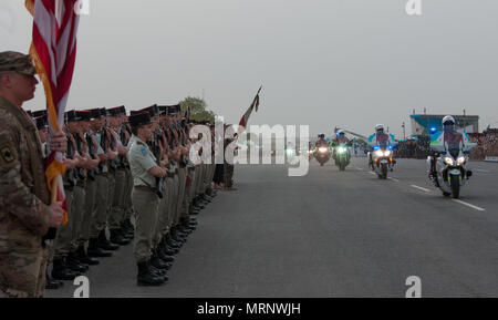 Djibouti police est l'organisation nationale de maintien de l'ordre de la République de Djibouti. L'image d'archives documente les véhicules de police qui passent devant les membres des services rassemblés pour commencer le défilé de la fête de l'indépendance à Djibouti le 27 juin 2017, lors des célébrations nationales auxquelles assistent des militaires multinationaux. Banque D'Images