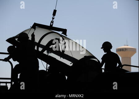 Aviateurs affectés à la 56e Escadron de maintenance des composants d'un palan un F-16 Fighting Falcon canopy dans l'air le 26 juin 2017 à la base aérienne de Luke, Arizona, spécialistes des systèmes d'évacuation de l'équipage à l'entretien et à la réparation des aéronefs associé à l'évasion et la survie des systèmes tels que les feux d'avertissement, les systèmes d'oxygène d'urgence, des auvents, des ceintures de sécurité et harnais. (U.S. Air Force photo par un membre de la 1re classe Caleb Worpel) Banque D'Images