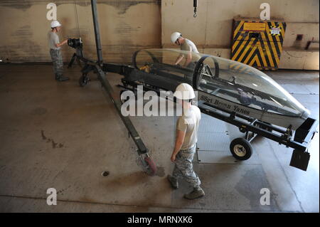 Aviateurs affectés à la 56e Escadron de maintenance des composants préparer un F-16 Fighting Falcon canopy pour le transport le 26 juin 2017 à la base aérienne de Luke, Arizona l'enlèvement du couvert forestier pour les chasseurs à réaction fait partie d'une maintenance régulière afin d'assurer une bonne sécurité pour les pilotes. (U.S. Air Force photo par un membre de la 1re classe Caleb Worpel) Banque D'Images