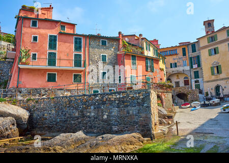 Maisons colorées de Tellaro Ville médiévale typique de la Ligurie, Italie Banque D'Images