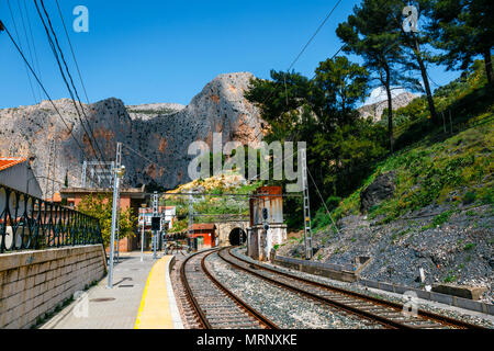 Gare dans le village d'El Chorro à la fin du sentier de Caminito Del Rey, Espagne Banque D'Images