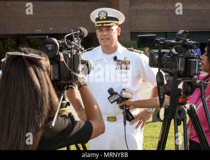 CAMP Lejeune, Caroline du Nord -- Le Capitaine Jim Hancock, commandant du Naval Medical Center Camp Lejeune, répond aux questions des journalistes avant la cérémonie marquant le changement de Camp Lejeune à l'hôpital naval Naval Medical Center Camp Lejeune, le 27 juin 2017. "Nous sommes touchés et honorés de recevoir cette reconnaissance. Être un centre médical envoie un message clair à nos guerriers, nos employés et le public que cette institution dédiée est prête à remplir notre rôle dans la protection de notre grand pays, et nos combattants,' a fait remarquer à l'auditoire rassemblé Hancock de local d Banque D'Images