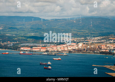 Vue sur Ville et port de Gibraltar de la mer du haut de la roche Banque D'Images