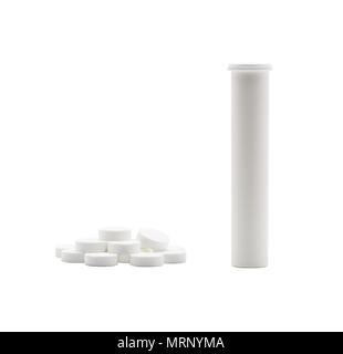 La pile de comprimés solubles à côté est le tube ouvert, sur fond blanc avec chemin de détourage. Banque D'Images