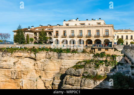 Ronda, Espagne, Avril 05, 2018 : la Gorge El Tajo Canyon avec nouveau pont et maisons en espagnol blanc Ronda, Andalousie, Espagne Banque D'Images