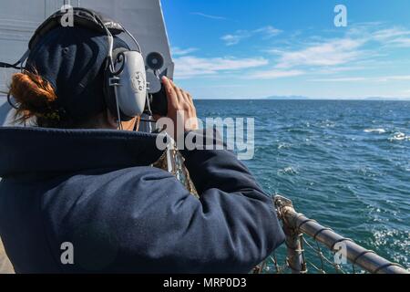 170625-N-GX781-054 OCÉAN ATLANTIQUE (25 juin 2017) - Matelot Veronica Carlo, de Puerto Rico, monte la garde à l'arrière comme lookout à bord de la classe Arleigh Burke destroyer lance-missiles USS James E. Williams (DDG 95) Juin 25, 2017. James E. Williams, home-porté à Norfolk, en Virginie, est sur un déploiement systématique de la sixième flotte américaine zone d'opérations à l'appui de la sécurité nationale des États-Unis en Europe. (United States Navy photo de MC3 Colbey Livingston/ libéré) Banque D'Images