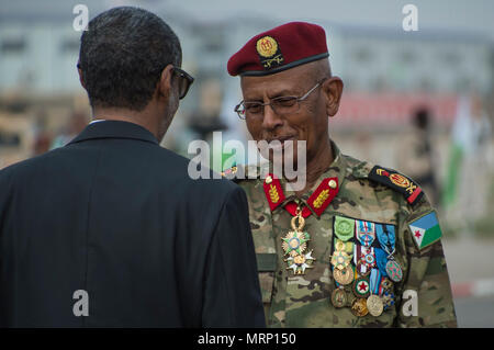 Les Forces armées djiboutiennes (FAD) Chef de cabinet Le Général Zakaria Cheikh Ibrahim participe au défilé du jour de l'indépendance de Djibouti à Djibouti Ville célébrant la 40e édition annuelle du pays le jour de l'indépendance, le 27 juin 2017. Accueilli par le président de Djibouti, Ismail Omar Guelleh, le défilé a lieu chaque année à l'occasion de la déclaration d'indépendance de Djibouti à partir de la France. En plus des Forces armées djiboutiennes, les membres en service de l'Italie, la France, le Japon, la Chine et les États-Unis aussi ont défilé à la parade. L'événement a offert une occasion pour les militaires des différentes nations avec une présence à Djibouti pour s Banque D'Images