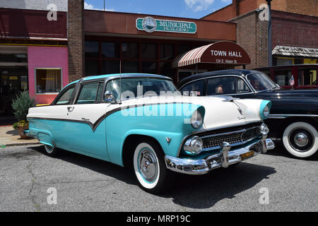 Une voiture Ford Crown Victoria 1955 à une exposition de voiture. Banque D'Images