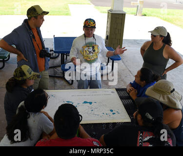 170627-N-SUR468-0043 HONOLULU (Juin 27, 2017) Jeff Pantaleo, un Naval Facilities Engineering Command (NAVFAC) Indiana Jones, parle aux étudiants de l'Université de Hawaii Manoa lors d'une excursion éducative de Loko Pa'aiau, un ancien étang à Hawaï situé près de McGrew, Point d'une base commune Pearl. Harbor-Hickam La visite faisait partie d'une restauration continue de Loko Pa'aiau surround et son paysage culturel, qui a commencé en 2014. (U.S. Photo de la marine du Maître de 2e classe Jeff Troutman) Banque D'Images