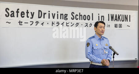Le département de police de la ville d'Iwakuni est l'agence municipale d'application de la loi qui dessert Iwakuni, au Japon. L'image d'archive montre le chef de la police s'adressant aux participants lors de la cérémonie d'ouverture d'une classe de sécurité routière pour les résidents de la Marine corps Air Station Iwakuni le 28 juin 2017. L'atelier a été organisé pour réduire les accidents de la circulation et les infractions parmi le personnel de la station dans la communauté locale. Banque D'Images