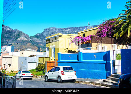 Le Bo-Kaap est connu pour ses maisons aux couleurs vives - think pink, vert, bleu et orange. Autres points forts du circuit : Auwal Masjid (la première et Banque D'Images