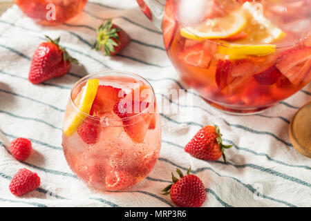 Sangria Rose Berry fait maison avec Lmeon Prêt à boire Banque D'Images