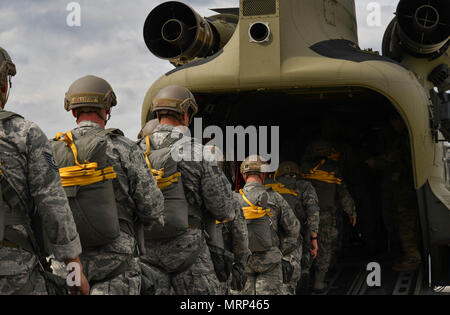 Les aviateurs de l'US Air Force de réserve affecté à la 435ème Groupe d'intervention chargent dans un CH-47 Chinook de l'Armée américaine au cours de l'effort de grève 17 Sabre à Lielvarde Air Base, Lettonie, 10 juin 2017. La 435ème CRG envoie des parachutistes pour lieux rudimentaires pour déterminer si une région peut être utilisé en toute sécurité d'un aéroport. Grève de sabre 17 favorise la stabilité et la sécurité régionales, tout en renforçant les capacités des partenaires et de favoriser la confiance. (U.S Air Force photo de l'Aviateur de Tryphena Senior Mayhugh) Banque D'Images