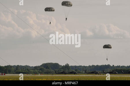 Les aviateurs de l'US Air Force de réserve affecté à la 435ème Groupe d'intervention de flottement pour le sol après avoir sauté d'un CH-47 Chinook de l'armée américaine pour le 435ème du groupe d'intervention d'urgence lors de l'exercice charge grève 17 Sabre à Lielvarde Air Base, Lettonie, 10 juin 2017. La 435ème CRG envoie des parachutistes pour lieux rudimentaires pour déterminer si une région peut être utilisé en toute sécurité d'un aéroport. Grève sabre 17 met en évidence la souplesse inhérente de forces terrestres et aériennes pour répondre rapidement aux crises pour permettre la présence de droite là où c'est nécessaire, quand c'est nécessaire. (U.S Air Force photo de l'Aviateur Senior Tryp Banque D'Images