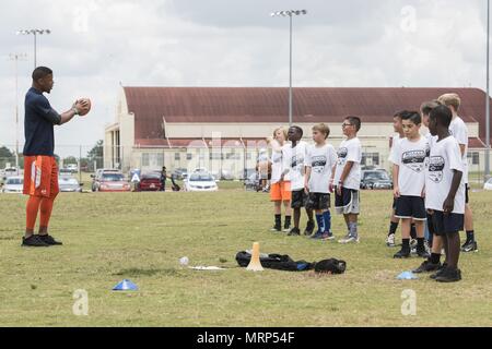 Terrance Williams, le receveur Dallas Cowboys, les entraîneurs de football des jeunes enfants lors d'un camp le 26 juin 2017, at Joint Base San Antonio-Randolph. JBSA-Randolph a été l'une des 11 collectivités militaires sélectionné pour accueillir un événement de football ProCamps 2017. (U.S. Photo de l'Armée de l'air par la Haute Airman Stormy Archer) Banque D'Images