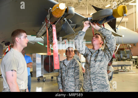 Aviateurs Bradd Hammond, Tyane Haylock et Anthony Williams, 363e Escadron d'entraînement d'avions F-15 Eagle de systèmes d'armement étudiants apprenti effectuer des vérifications fonctionnelles de lancement et les systèmes de suspension à Sheppard Air Force Base, Texas, le 17 juin 2017. Les élèves apprennent à maintenir les dispositifs de lancement et de presse et également de charger des munitions sur eux. (U.S. Air Force photo/Liz H. Colunga) Banque D'Images