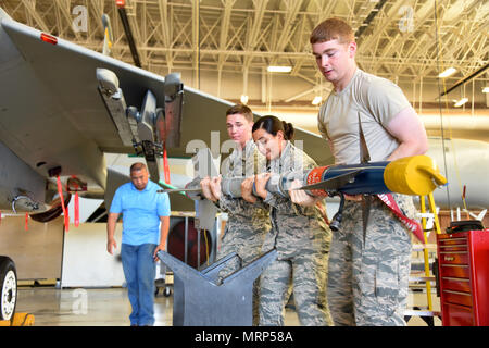 Aviateurs Anthony Williams, Tyane Haylock et Bradd Hammond, 363e Escadron d'entraînement d'avions F-15 Eagle de systèmes d'armement étudiants apprenti décharger des munitions d'aéronef à Sheppard Air Force Base, Texas, le 17 juin 2017. Le 363e Escadron de formation offre une formation pour l'armement, de munitions, d'armes nucléaires et la planification de la maintenance et de l'analyse. (U.S. Air Force photo/Liz H. Colunga) Banque D'Images