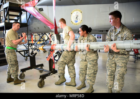 Aviateurs Bradd Hammond, Tyane Haylock et Anthony Williams, 363e Escadron d'entraînement d'avions F-15 Eagle de systèmes d'armement étudiants apprenti décharger des munitions dans le leur instructeur Tech. Le Sgt. Jimmy Adkins III Les supervise à Sheppard Air Force Base, Texas. Les élèves apprennent à maintenir, au lancement et à la presse ainsi que des munitions à charge sur eux. (U.S. Air Force photo/Liz H. Colunga) Banque D'Images