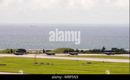 MC-130J Commando II est une variante spéciale Lockheed Martin du C-130J Super Hercules propulsé par quatre turbopropulseurs Rolls-Royce AE 2100D3 avec hélices à six pales. Le 22 juin 2017, des avions affectés au 17e escadron d'opérations spéciales ont roulé après une mission d'entraînement de lancement de masse à la base aérienne de Kadena, au Japon. L'image d'archive enregistre les opérations de ligne de vol soutenant la préparation Indo-Asie-Pacifique. Banque D'Images