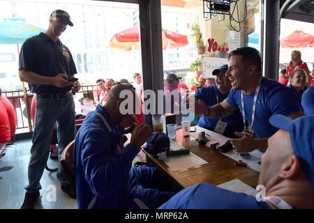 170629-N-YZ222-0012 (Chicago, 29 juin 2017) - célébrez avec les athlètes des Jeux de guerrier fidget spinners à Dick's Last Resort restaurant à Chicago le 29 juin. La DoD Warrior Jeux sont un événement annuel permettant aux blessés, malades et blessés militaires et anciens combattants à la concurrence dans les sports paralympiques-style dont le tir à l'arc, randonnée à vélo, terrain, tir, le volleyball assis, natation, athlétisme et de basket-ball en fauteuil roulant. (U.S. Photo par marine Spécialiste de la communication de masse 2e classe Anna-Liesa Hussey/libérés) Banque D'Images