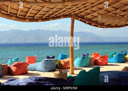 Un bar de plage à Gili Trawangan, Indonésie, avec poufs sur la plage Banque D'Images