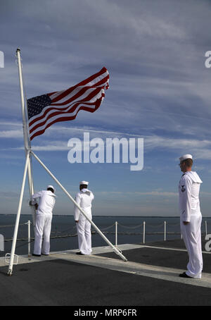 170627-N-CT127-057 NORFOLK (27 juin 2017) marins affectés à la classe Nimitz porte-avions USS ABRAHAM LINCOLN (CVN 72) Relever l'étendard pour berne en l'honneur des sept marins perdus à bord du destroyer lance-missiles USS Fitzgerald (DDG 62). Abraham Lincoln est mouillée à Norfolk pour un transporteur en vue de la disponibilité progressive endurance. (U.S. Photo par marine Spécialiste de la communication de masse 1re classe Josue L. Escobosa/ libéré) Banque D'Images