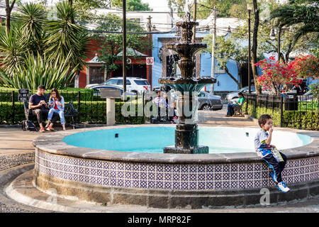 Mexico, hispanique, mexicain, Alvaro Obregon San Angel, Plaza del Carmen, parc, jardin, fontaine, garçons, garçons, enfants enfants enfants Banque D'Images