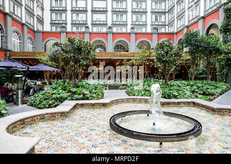 Mexico, Colonia Cuauhtemoc, hispanique, immigrants, mexicain, four Seasons, hôtel, jardin de cour central, fontaine MX180309105 Banque D'Images