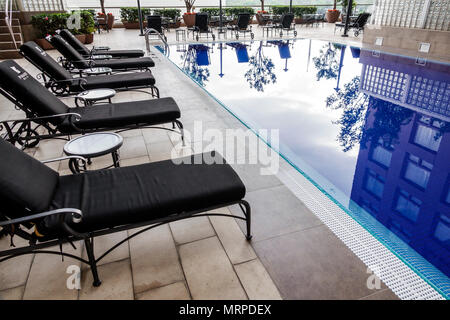 Mexico, Polanco, hispanique, immigrants, mexicain, JW Marriott, hôtel, terrasse de piscine, réflexion sur l'eau, chaises longues MX180309116 Banque D'Images