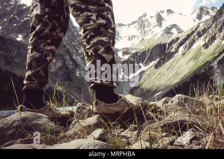 Les randonneurs rendez-vous le long de la crête de la montagne. Leg'dans sneakers marcher sur des pierres. Le concept de la randonnée dans la nature. Banque D'Images