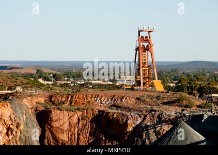 Ancienne fosse avec châssis de l'arbre de métal Banque D'Images